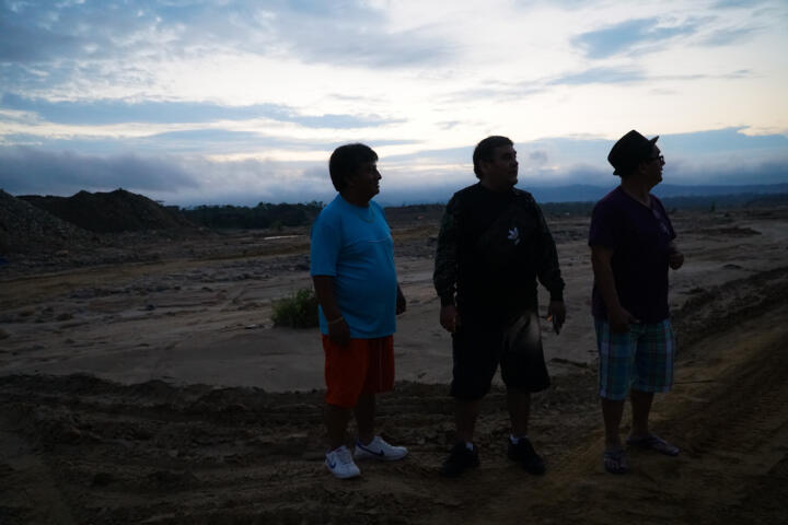 Gatukomikerna Koki, Kelvin och Cholo Victor i det illegala gruvområdet La Pampa, 108 km Interoceanic Highway, Madre de Dios, Peru, 2018